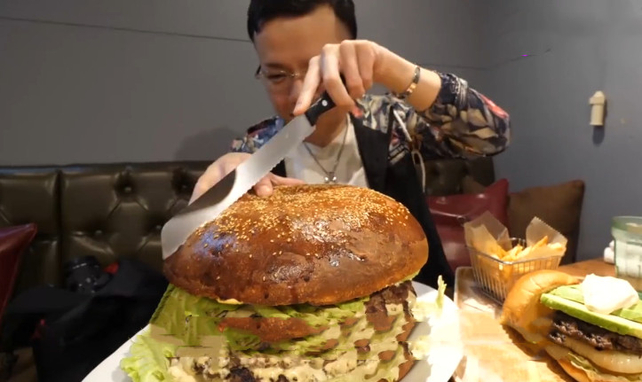 大胃王吃50斤"巨型"汉堡,担心他吃不完,拿起看清了真实大小