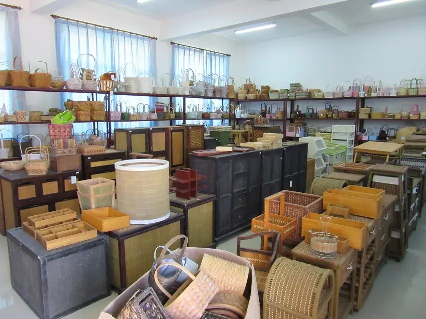 展厅里各式各样的工艺样品.