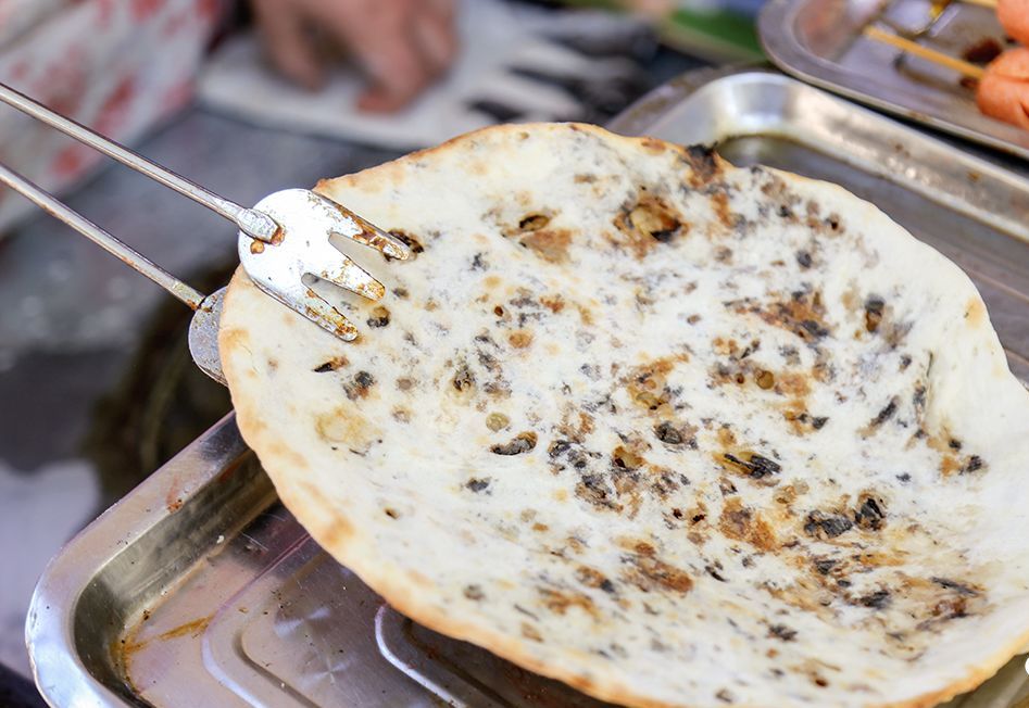 刚出炉的梅干菜扣肉饼飘香四溢,趁热咬一口,外焦里嫩,咸香可口.