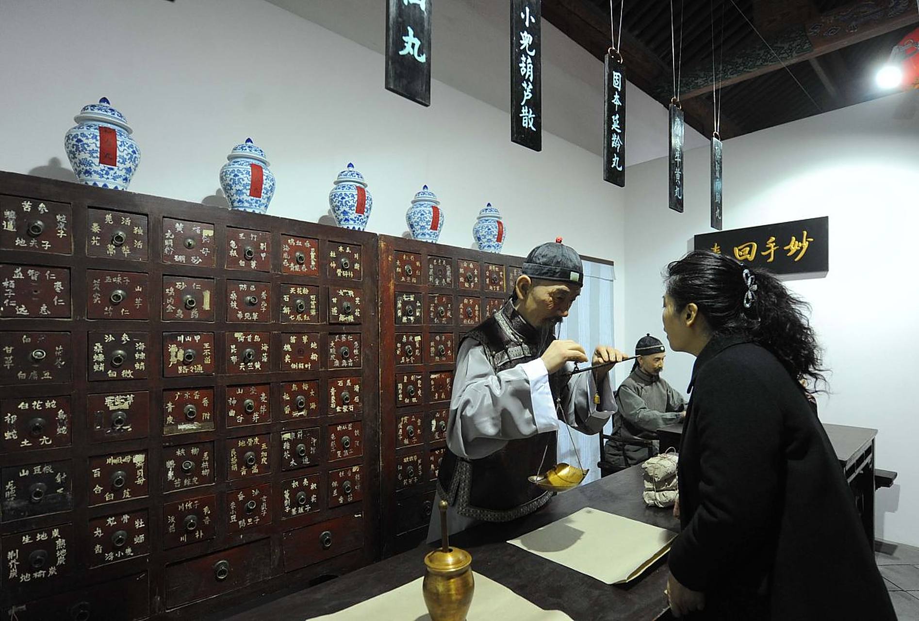 药铺银行  我一位亲戚的祖家就是当地一家垄断性的