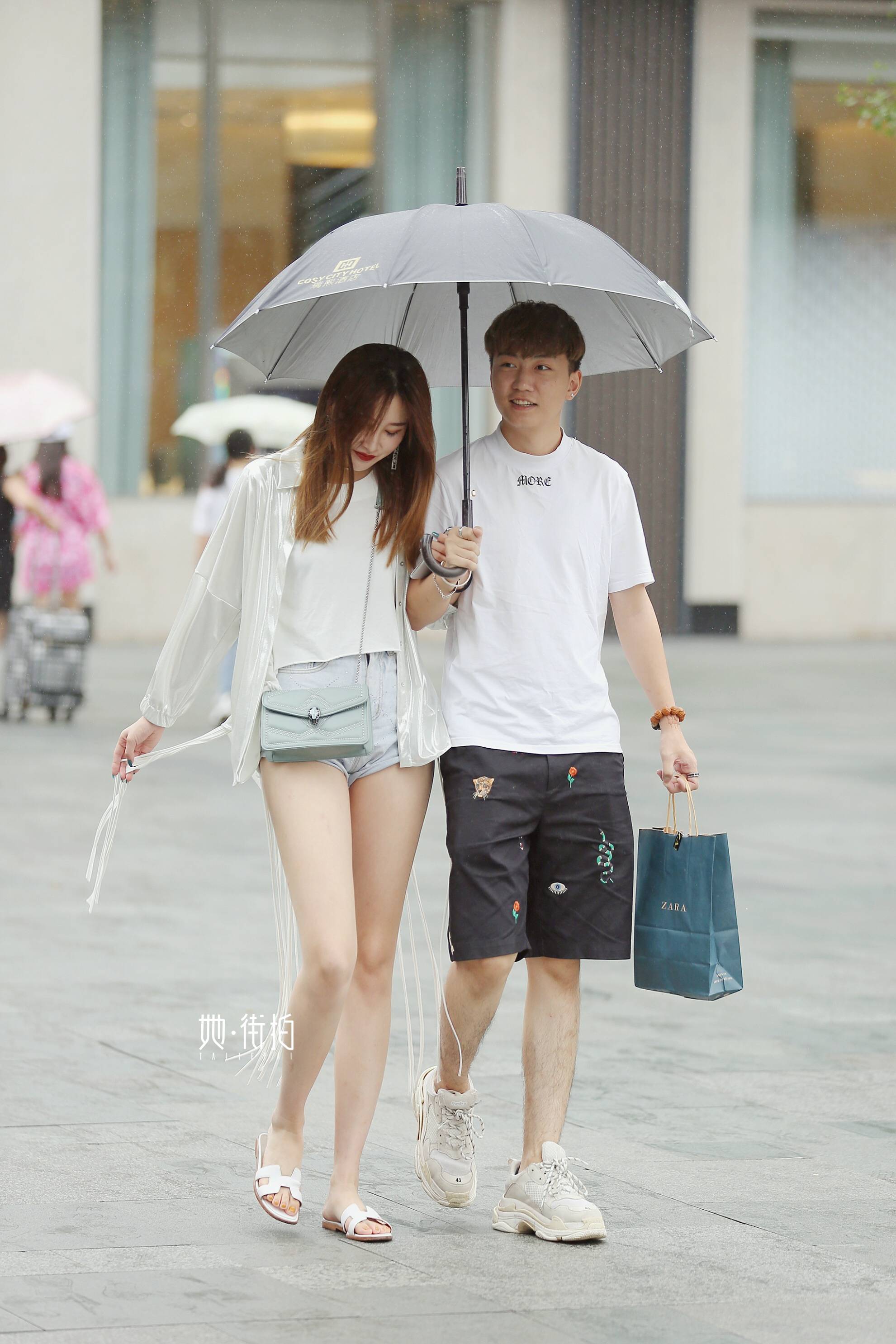 一起撑伞走在街上的情侣组合,给人干净又很甜蜜的感觉,小姐姐的大长腿