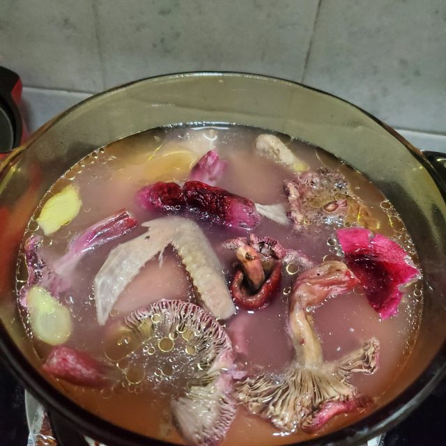 红菇鸽子汤,口感鲜美,味道芳香浓郁,一点都不腻