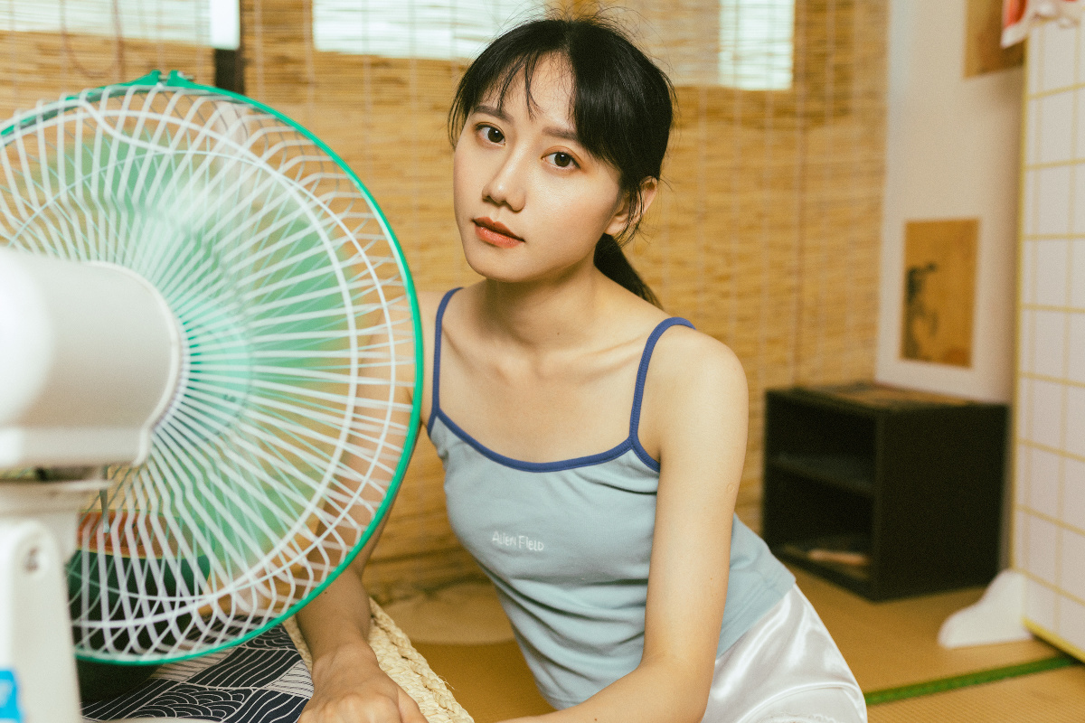 摄影:少女站在那儿,身姿轻盈如在风中飞舞!