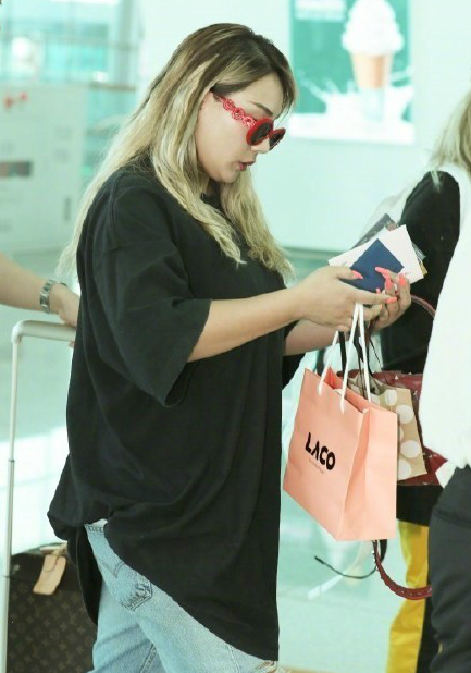 李彩琳最新路人照认不出,cl胖成xl,网友调侃称"韩版张惠妹"