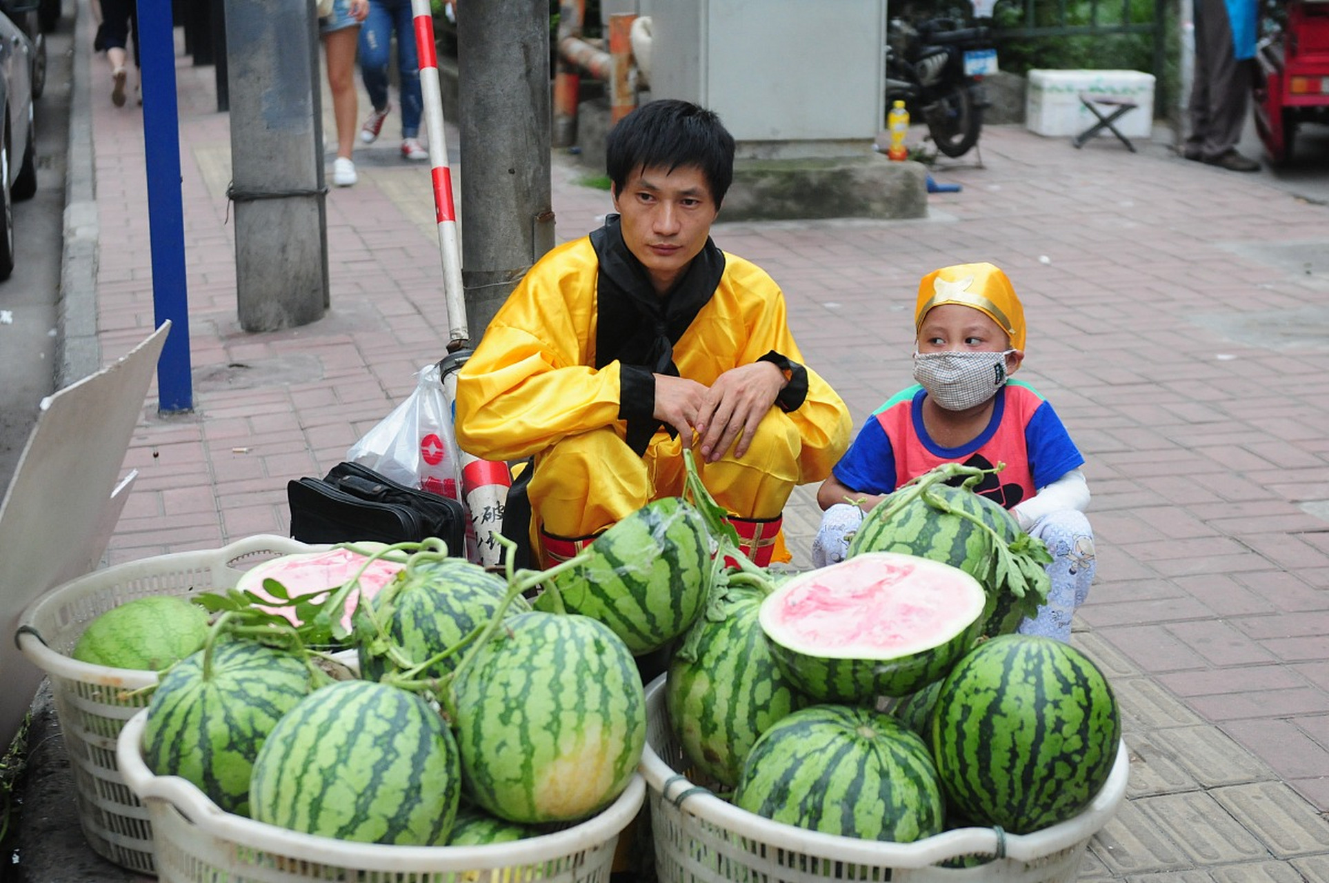 别人卖西瓜都是养家糊口,而这个小伙子却用一个不一样的方法,通过卖