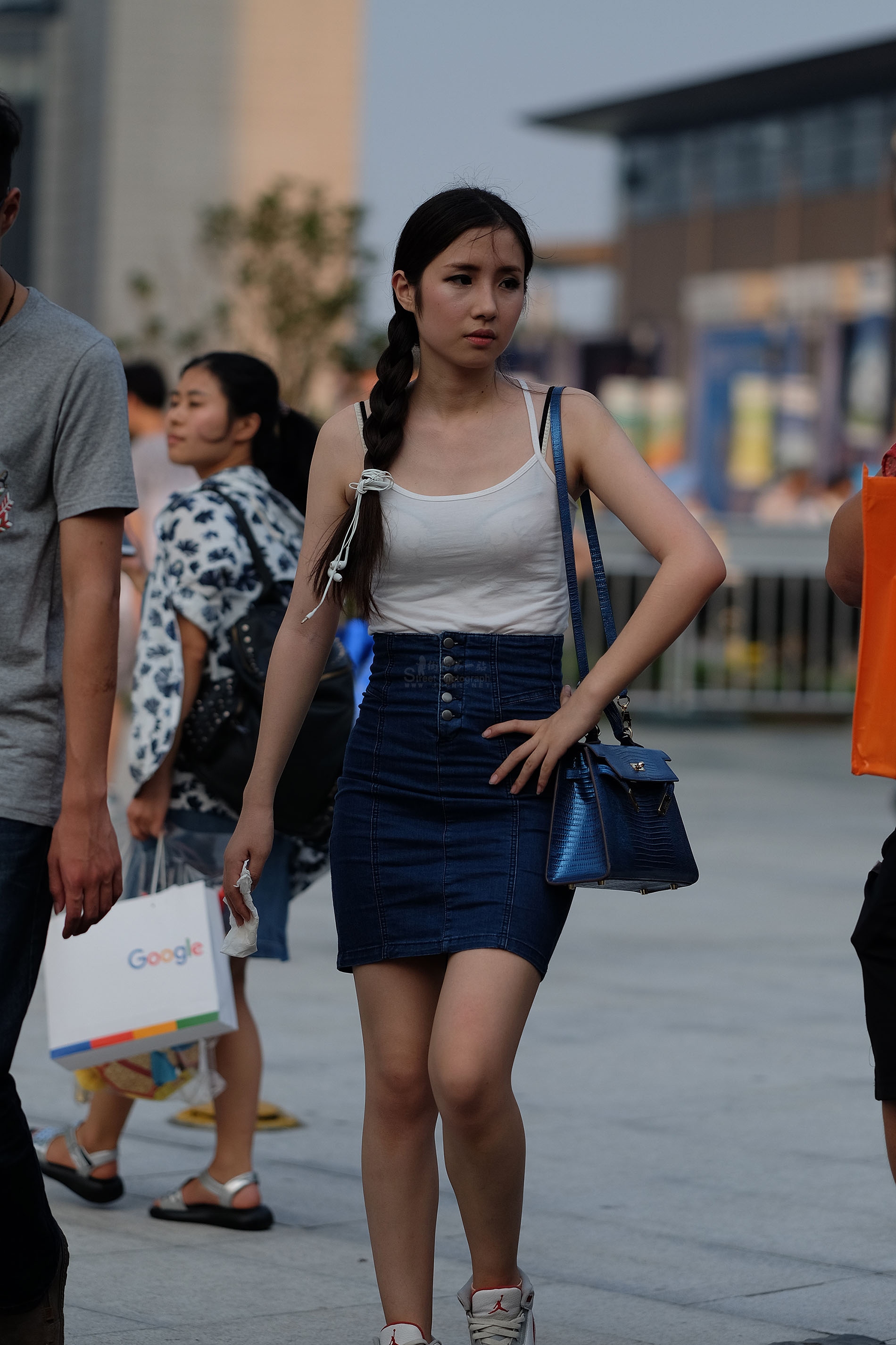 街拍:美女绰约多姿,看起来美丽动人!