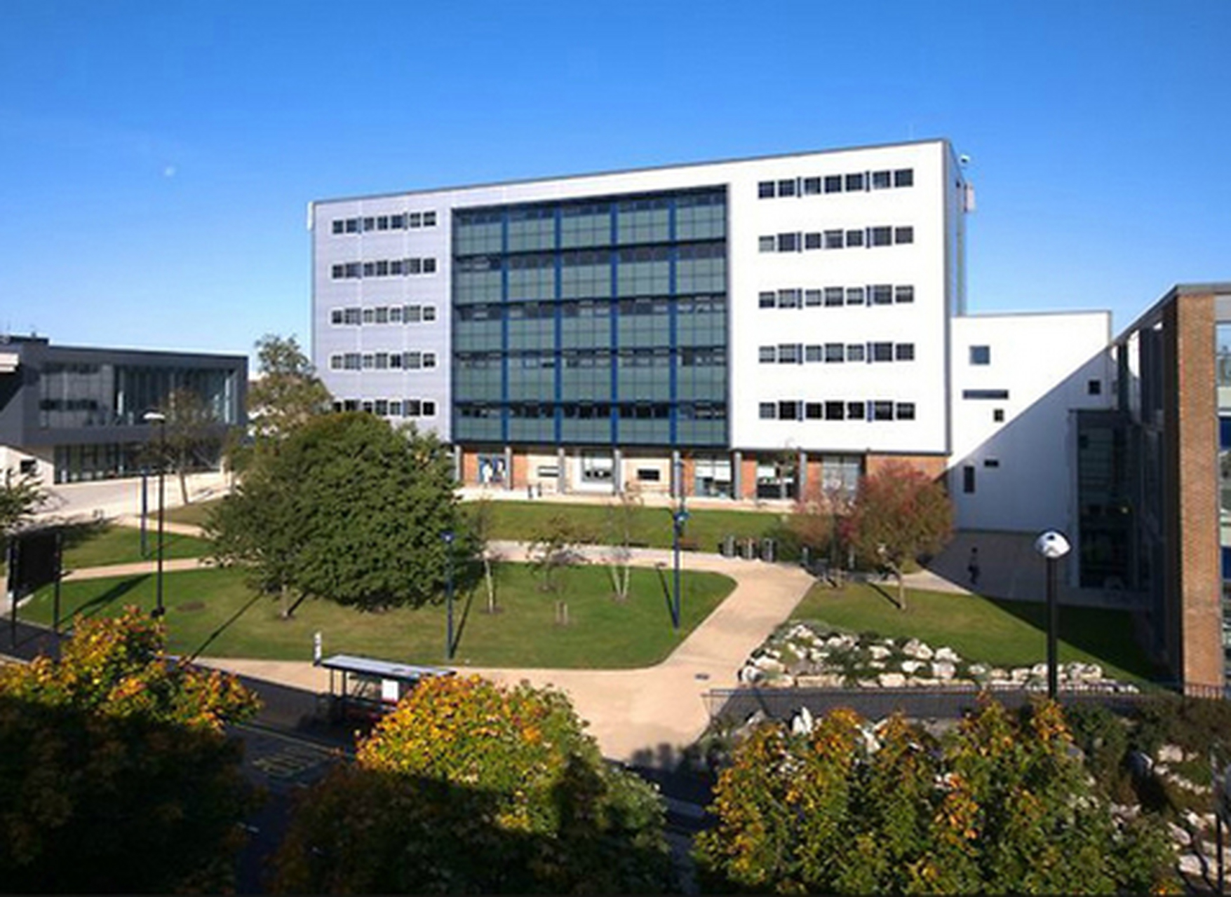 英国桑德兰大学the university of sunderland是一所朝气蓬勃,学科