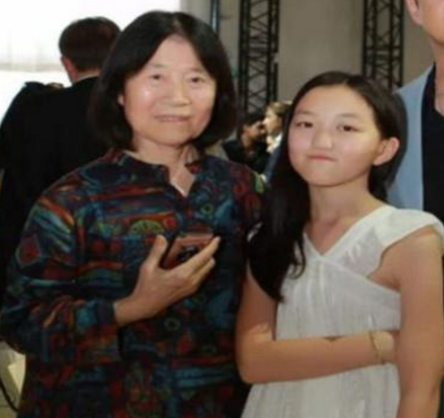 李嫣与奶奶合照公开,留意奶奶的嘴,才懂这些年怪错了王菲