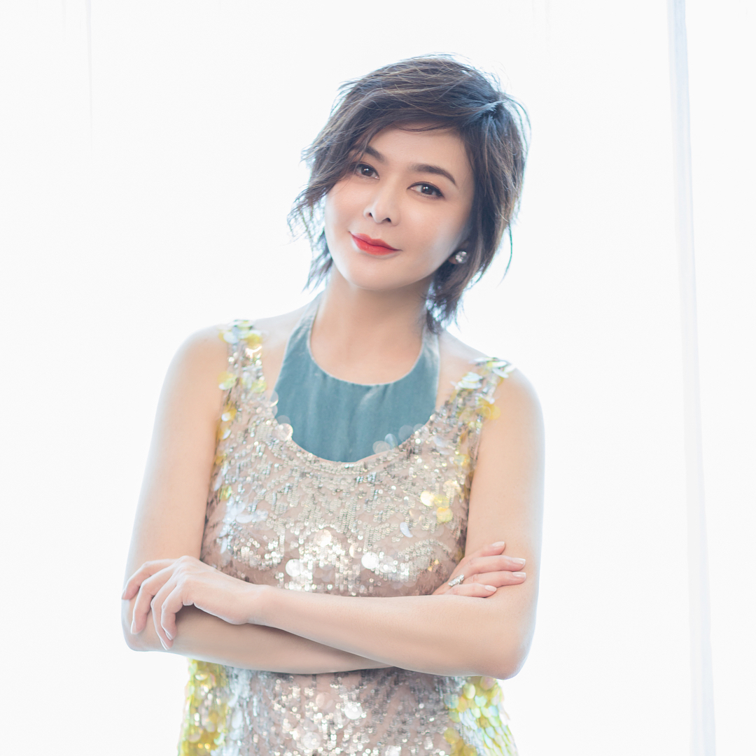 她的感情生活同样精彩.