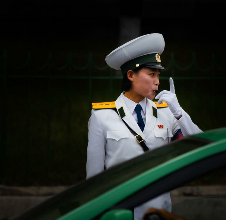 实拍朝鲜:游客镜头下苗条的平壤女交警,你觉得漂亮吗?