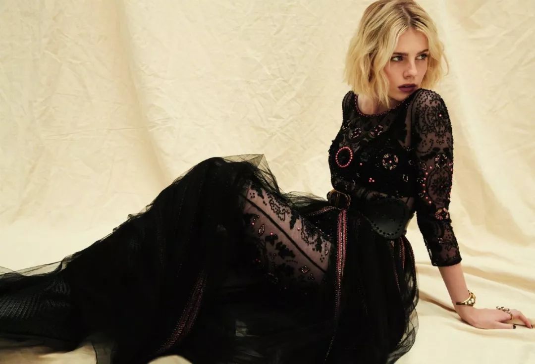 组图:可仙可魅 奥斯卡影帝女友露西·宝通写真大片