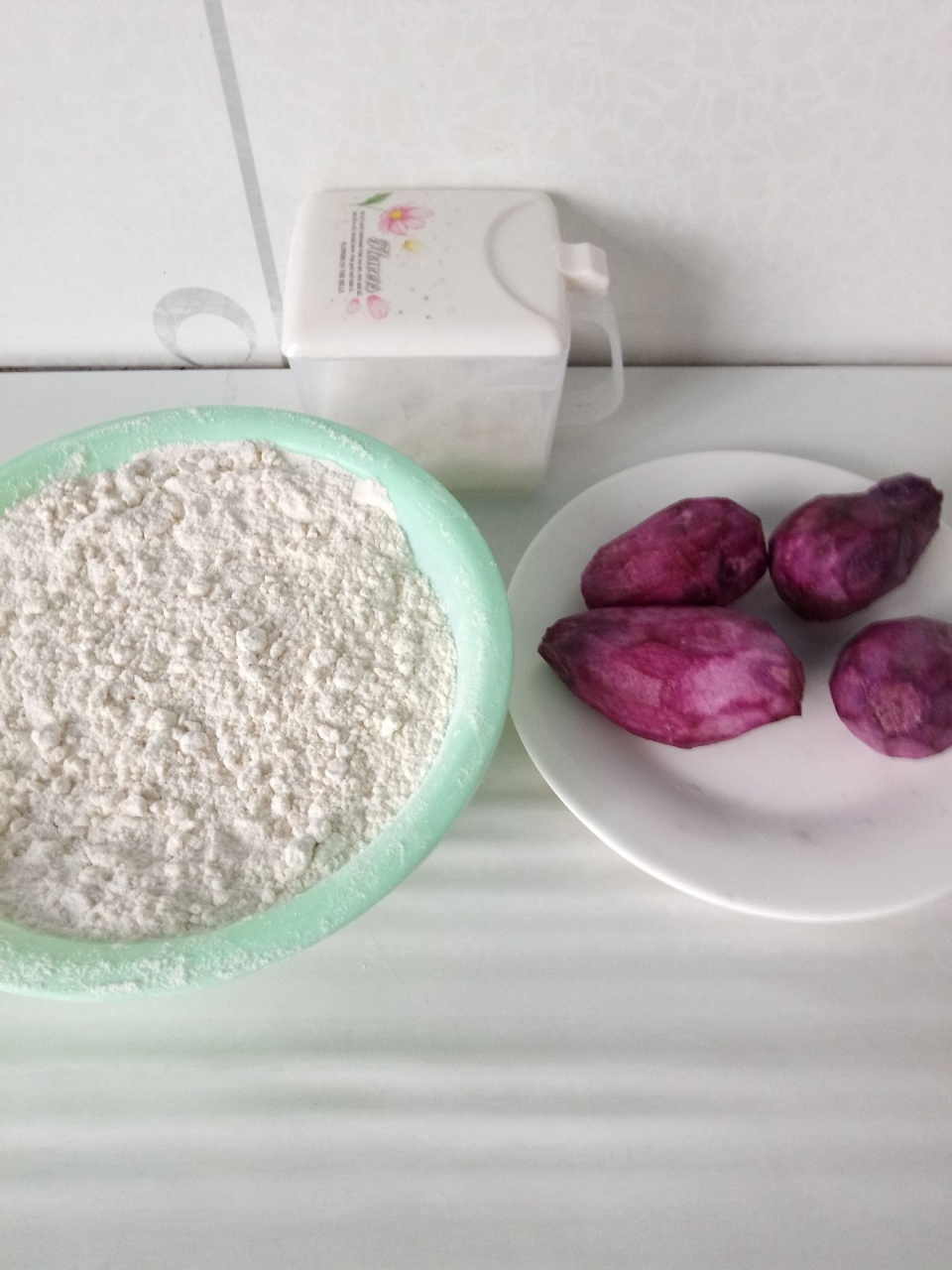 食材:紫薯,面粉,白砂糖,植物油