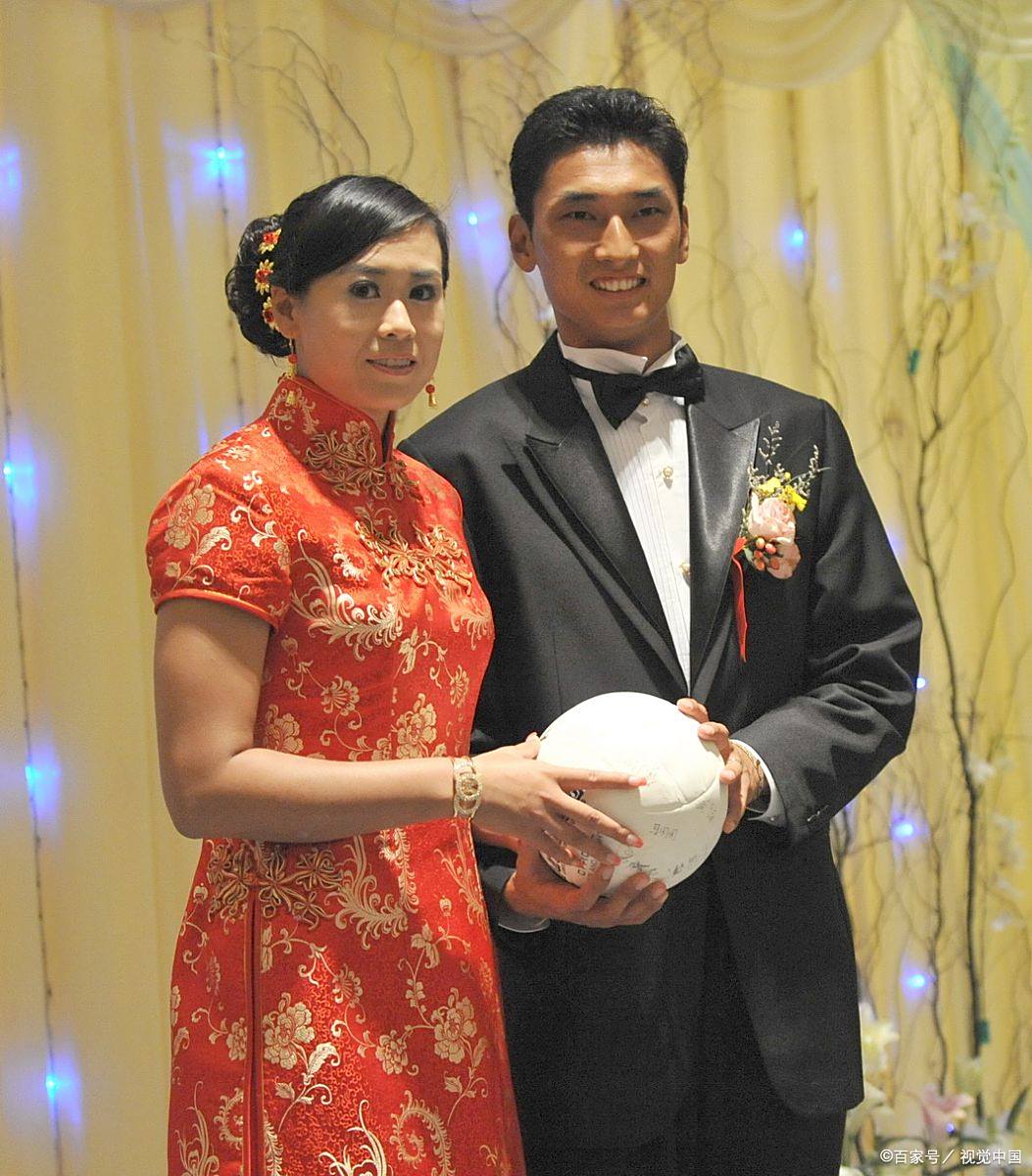 一名男子带着朋友破门而入,发现妻子和另一名男子正在