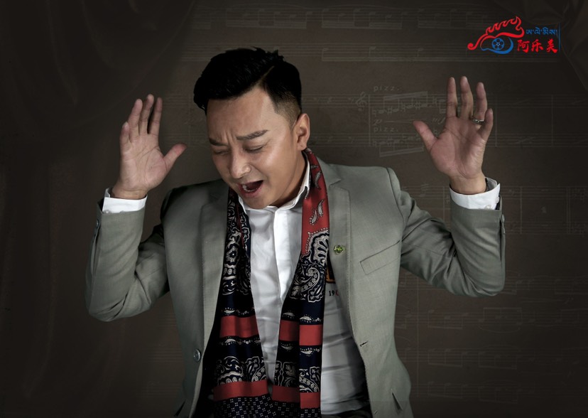 藏族青年歌手索当珠