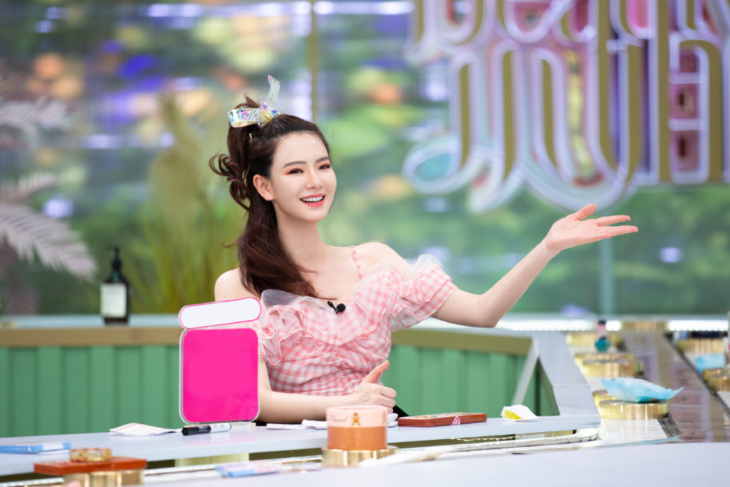 168cm戚薇和168cm傅菁,都搭配粉色格纹上衣,辣妈居然不输女团?