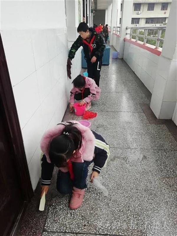 小学辞退保洁员,打扫全由师生干,两千小学生蹲地上擦亮学校