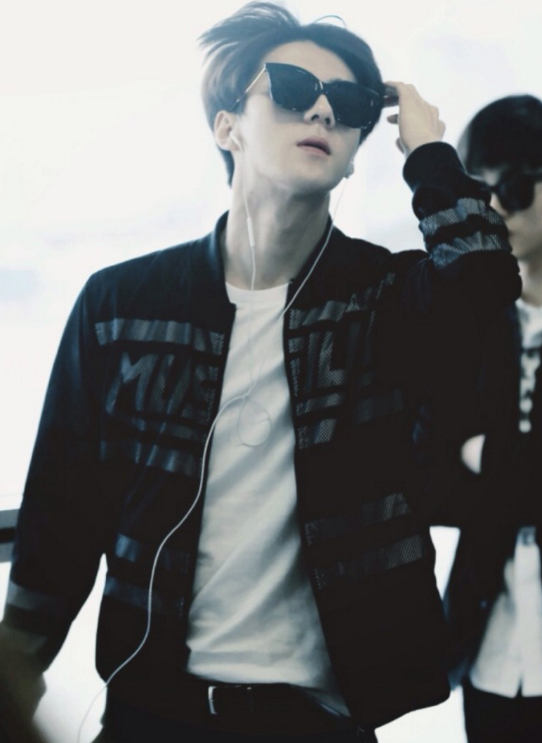 吴世勋穿黑色衬衣,温柔帅气,但伸舌头的动作是认真的吗?