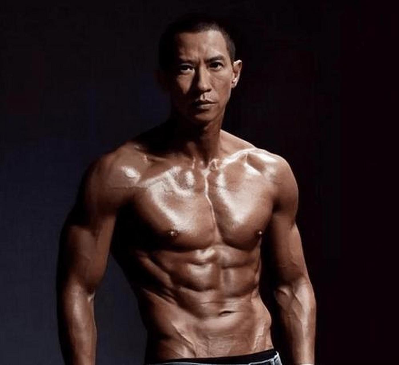 张家辉,作为影帝的他也是不容易,这个身材就是在拍摄《激战》时候练出