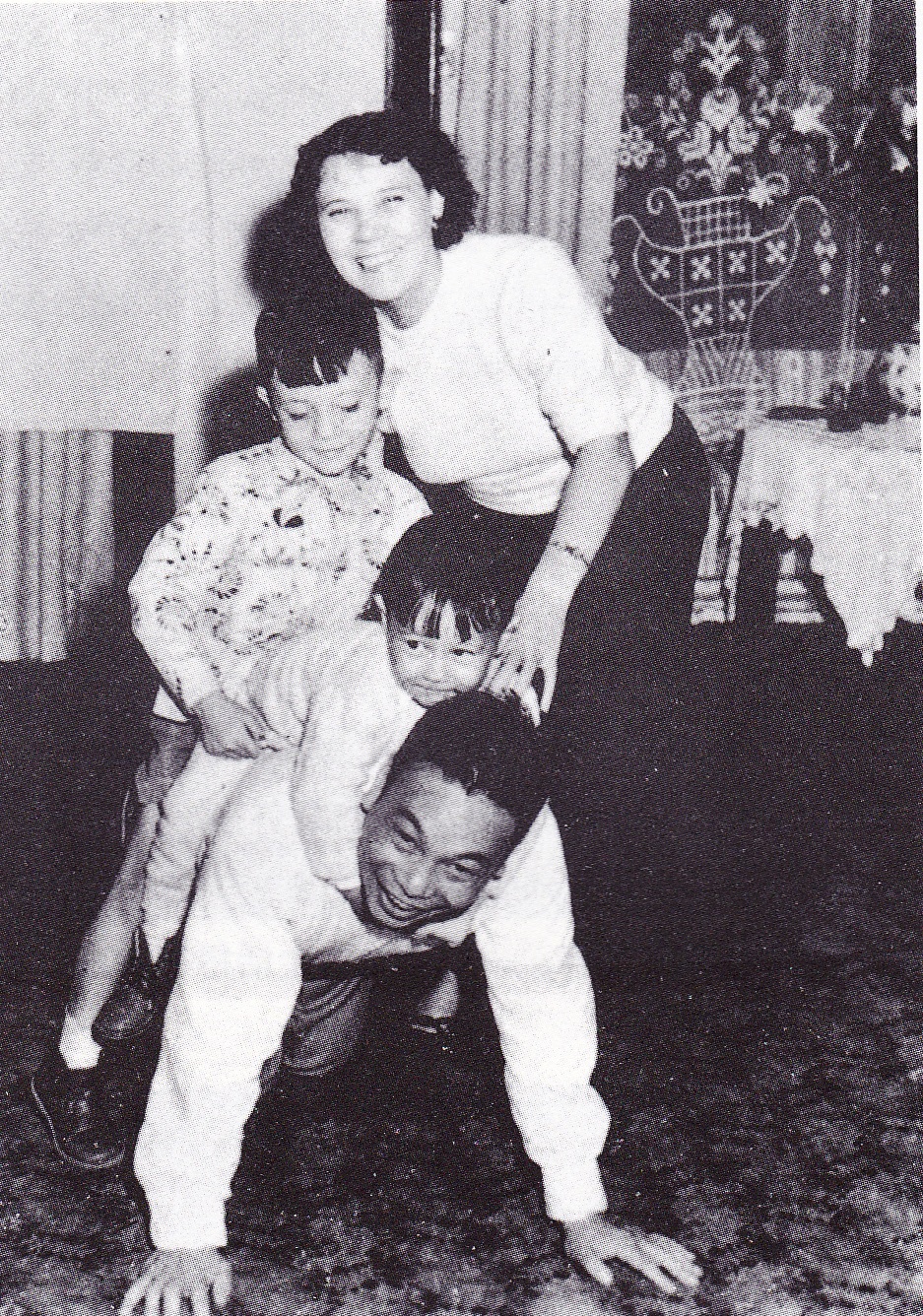 蒋经国夫妇参加家宴后与女儿蒋孝章的合影,从图片上