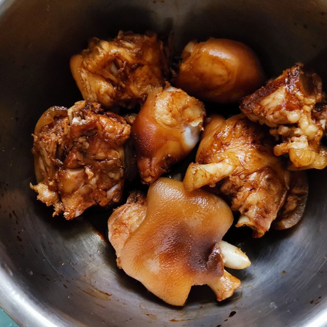 香菇黄豆炖猪蹄,香而不腻,满满的胶原蛋白