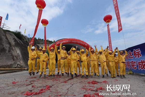 京张高铁祁家庄长大瓦斯隧道整体贯通