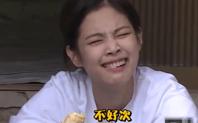 美秋里:金智恩"生吃"食物,注意她吃完后的表情,强颜欢笑!