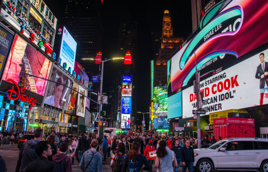 带你走进美国纽约的时代广场,感受一下繁华的街道风景.在人群中穿梭.