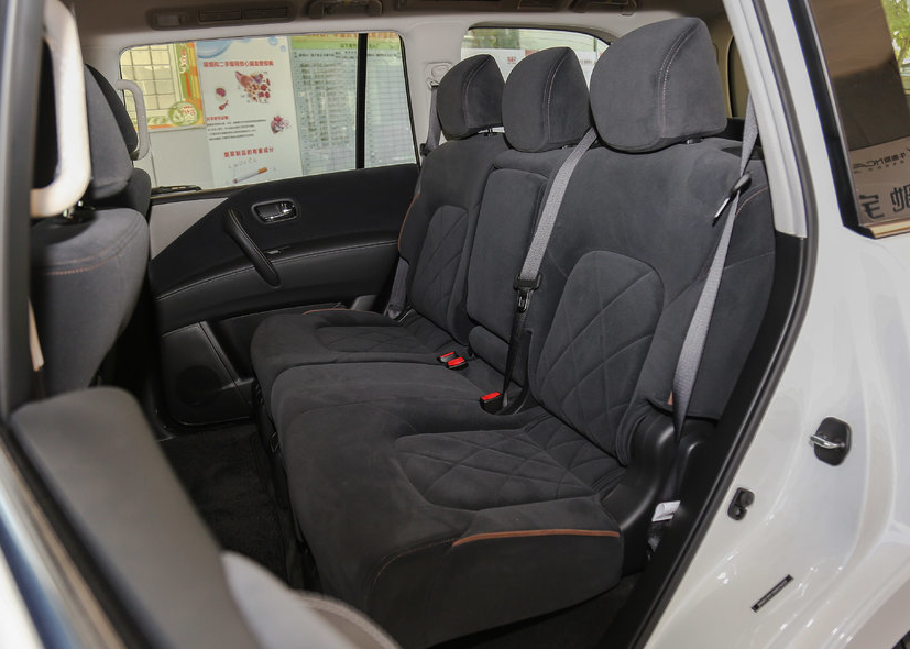 内饰算不上考究,但大多都是软质材料,还是比较用心