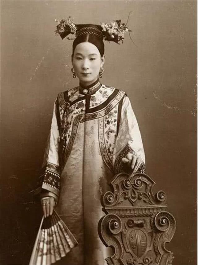 油画版与胶片版的清朝女子形象大不一样:一个真实,一个美丽动人