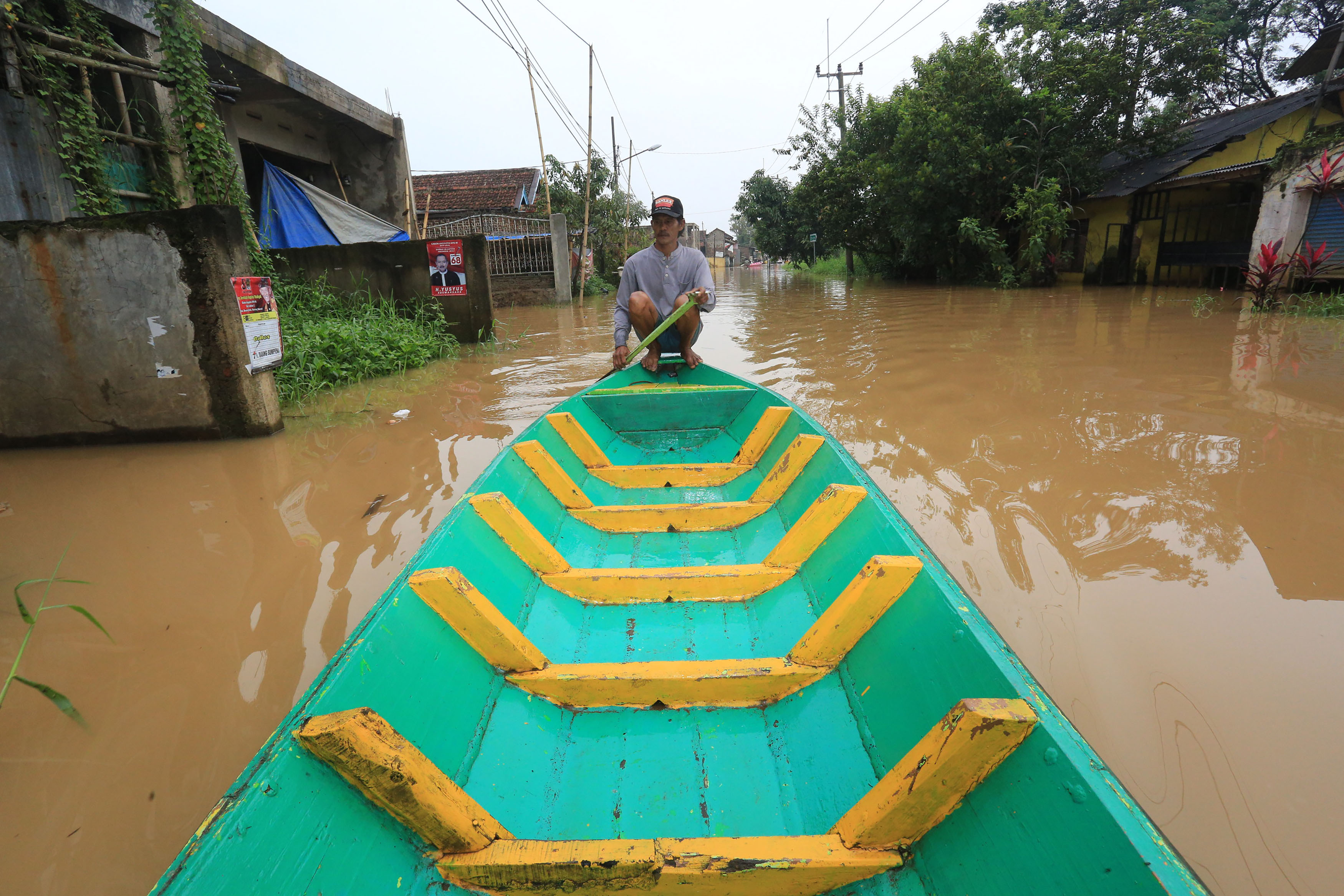 印尼万隆强降雨引发洪灾 街头成汪洋民众划船出行