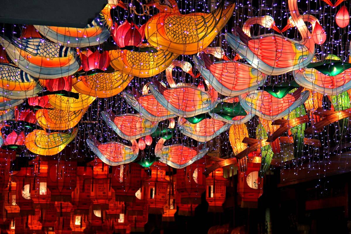 城隍庙豫园灯会起源于汉代,民国之时成为民众寄托希望的盛会