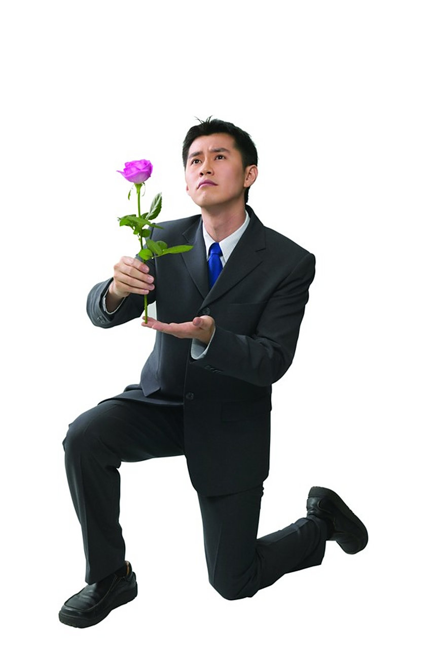 某餐厅一对情侣正在约会,突然,男生毫无征兆地向女生单膝跪下!