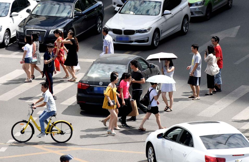 三行人斑马线假意让司机先走!司机照做后,差点被坑,网友:扣分