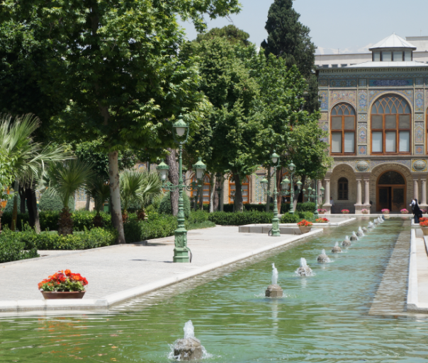 德黑兰最古老的王宫,又称玫瑰宫,中间是一个精心修剪的花园