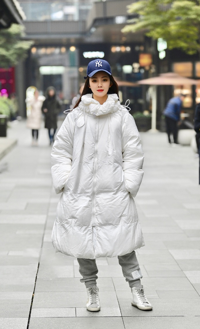 街拍:你想要的羽绒服在这里,时髦百搭,不显臃肿