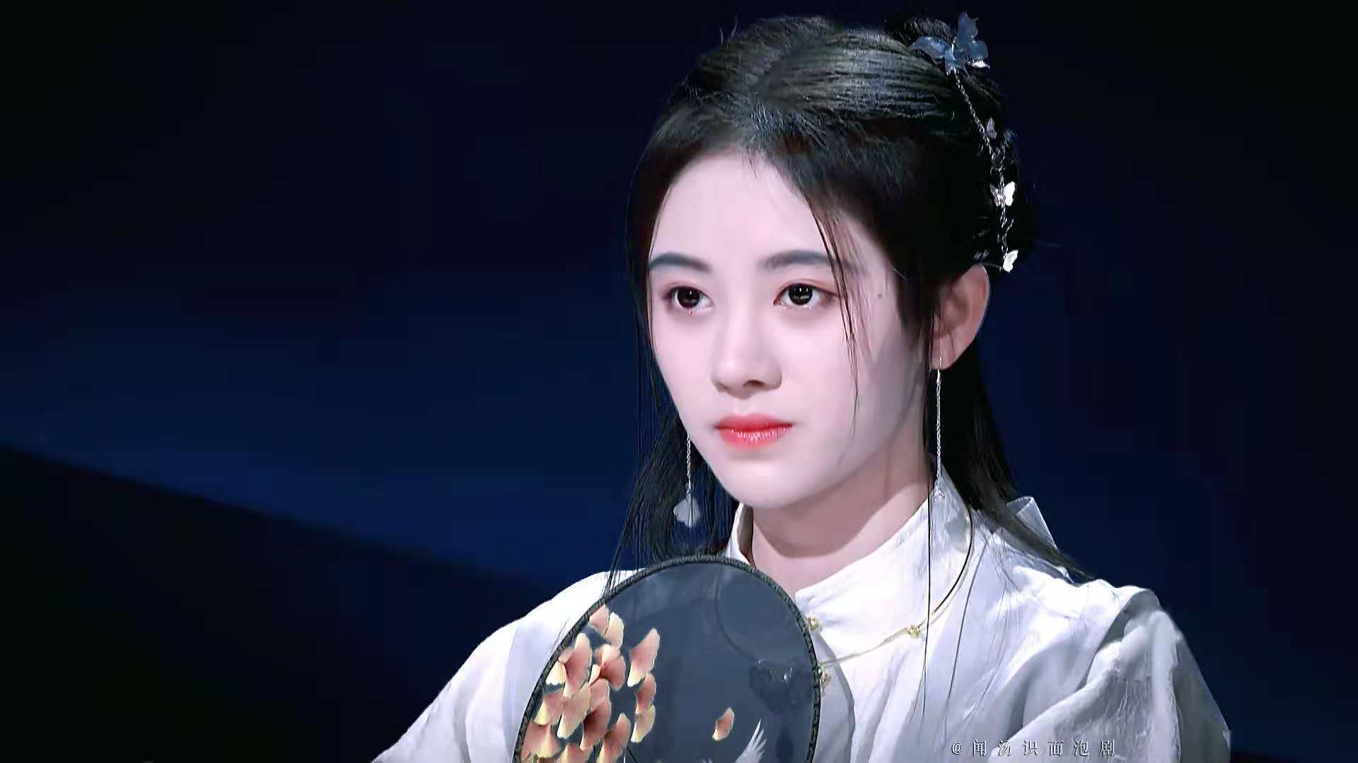 《国风美少年》被鞠婧祎圈粉,古风装扮美成仙女,掉眼泪都好迷人