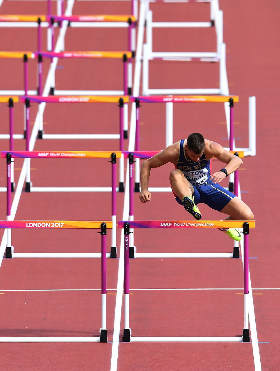 跨栏跑是一种在短跑基础上增加障碍物的田径项目,要求运动员在一定