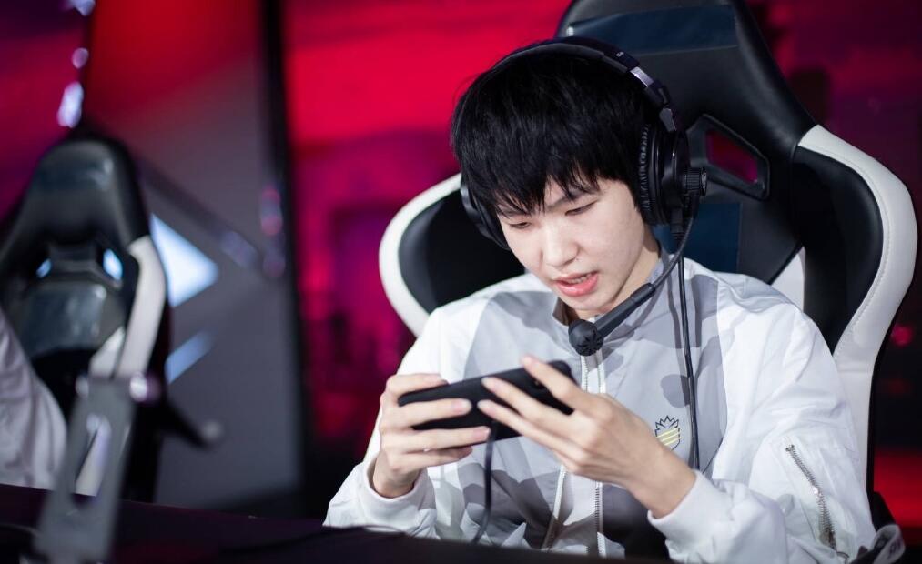 一诺花木兰消极比赛没有电子竞技精神?网友各执一词有褒有贬!