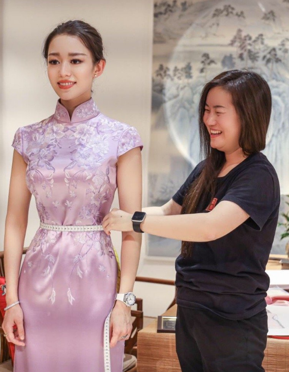 有种性感叫吉娜穿旗袍!好身材被一览无遗,郎朗眼光太毒了