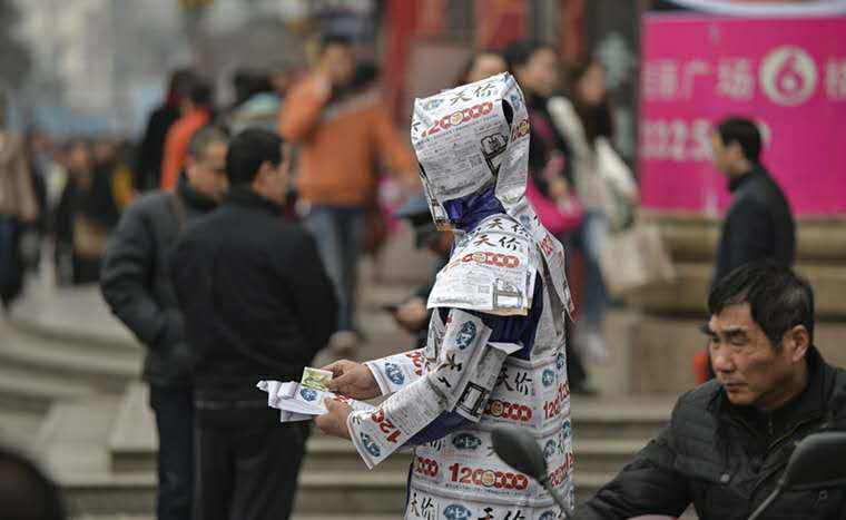 大街上发传单,接还是不接?