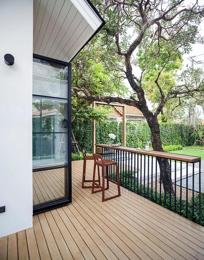 防腐木地台上设计了小座椅,可以在夏日里在庭院中品味一杯咖啡