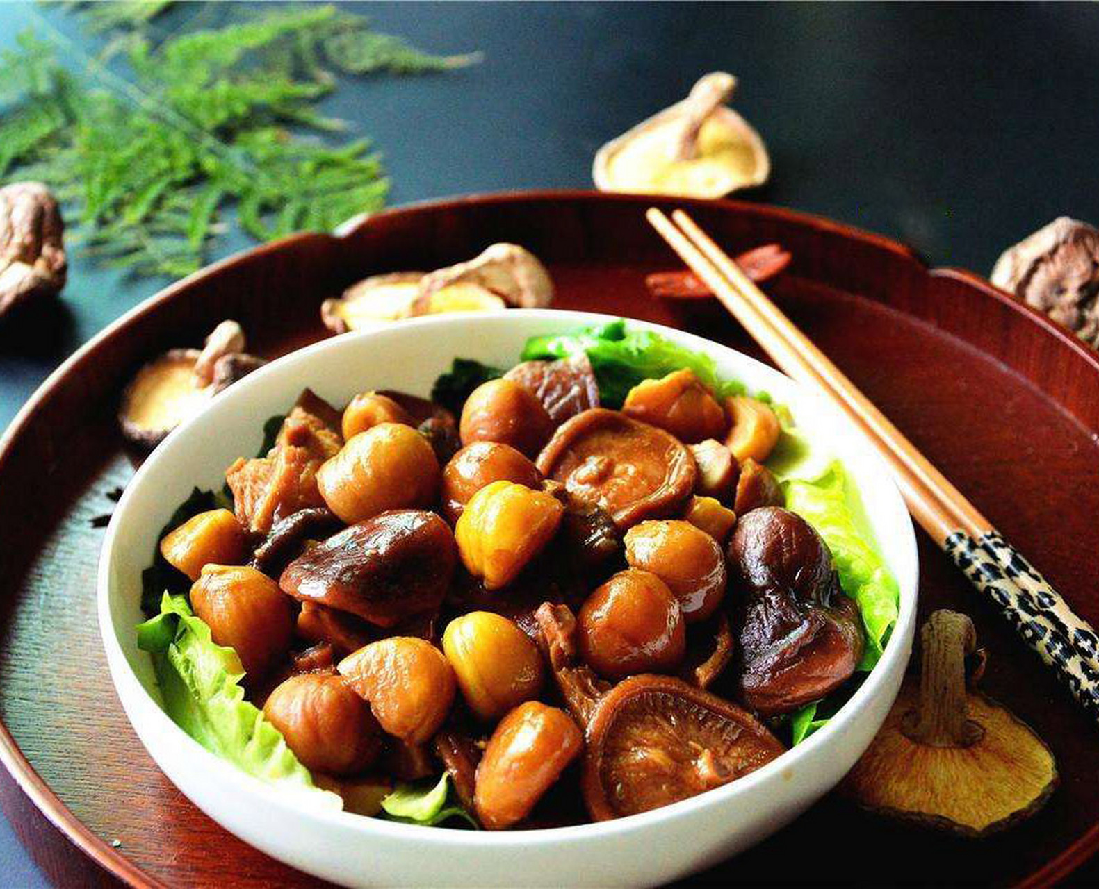 秋分养生食谱推荐——香菇板栗 益智强肾,可提高机体免疫能力 材料:水