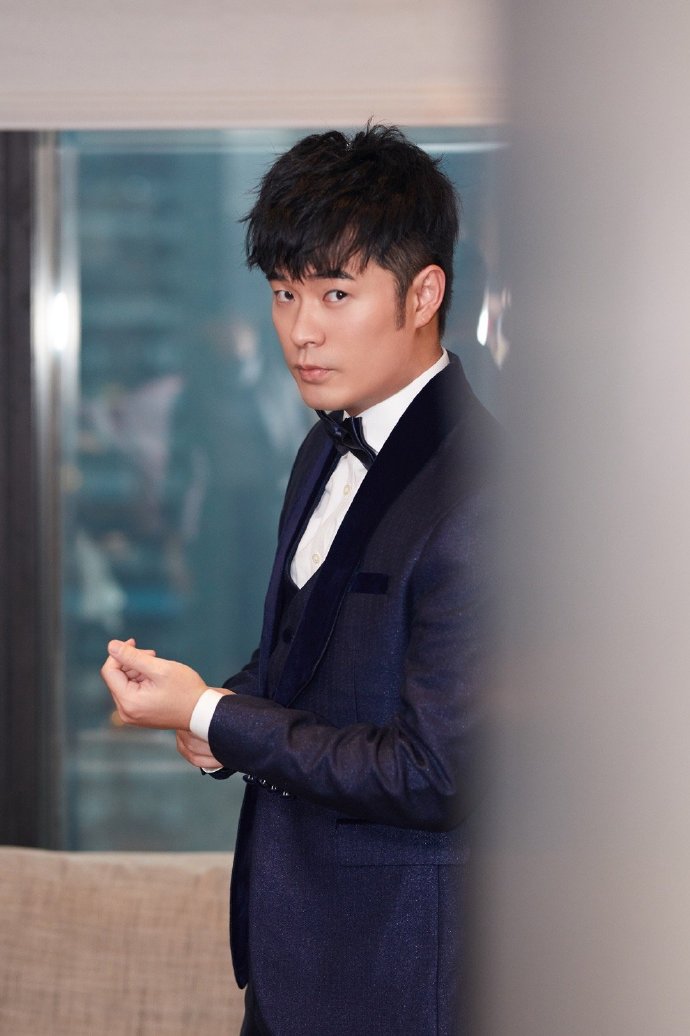 九宫格不满足 那就内场图来凑 睡前康康我们今晚帅气