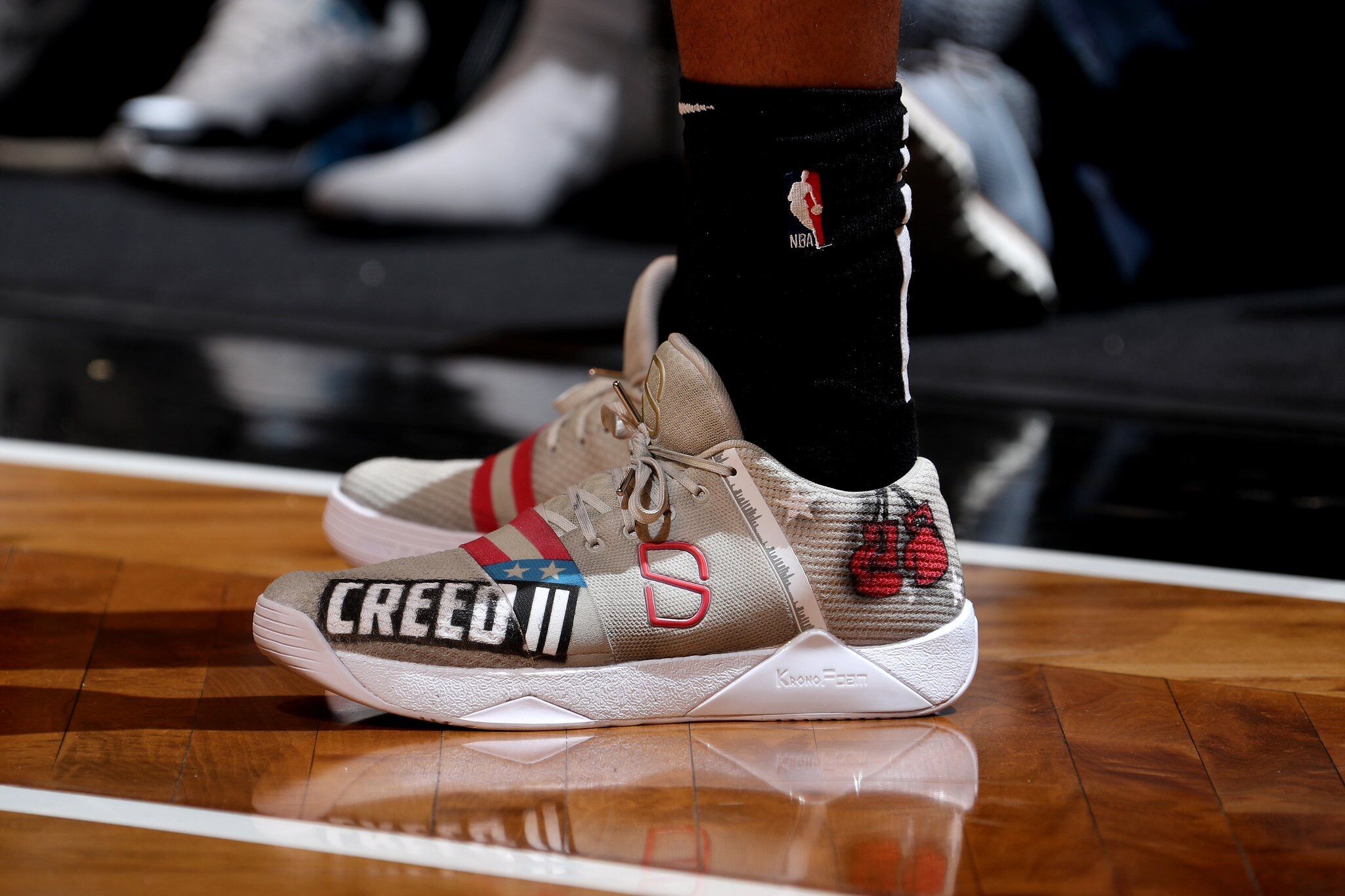 今日nba球员上脚球鞋赏析,巴特勒air jordan xx8 se炫彩夺目!