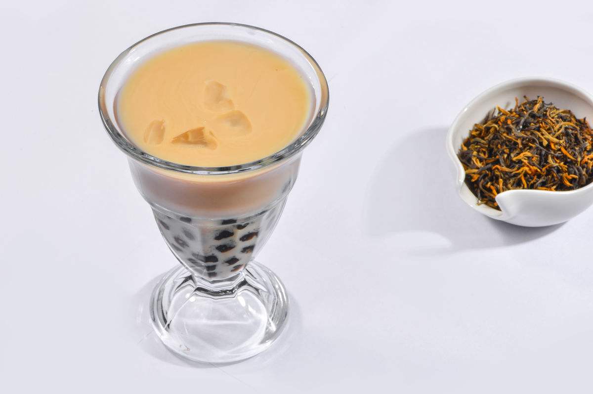奶茶在今天来看,是古老而传统的茶叶年轻化的产物,是古老的传统的茶叶