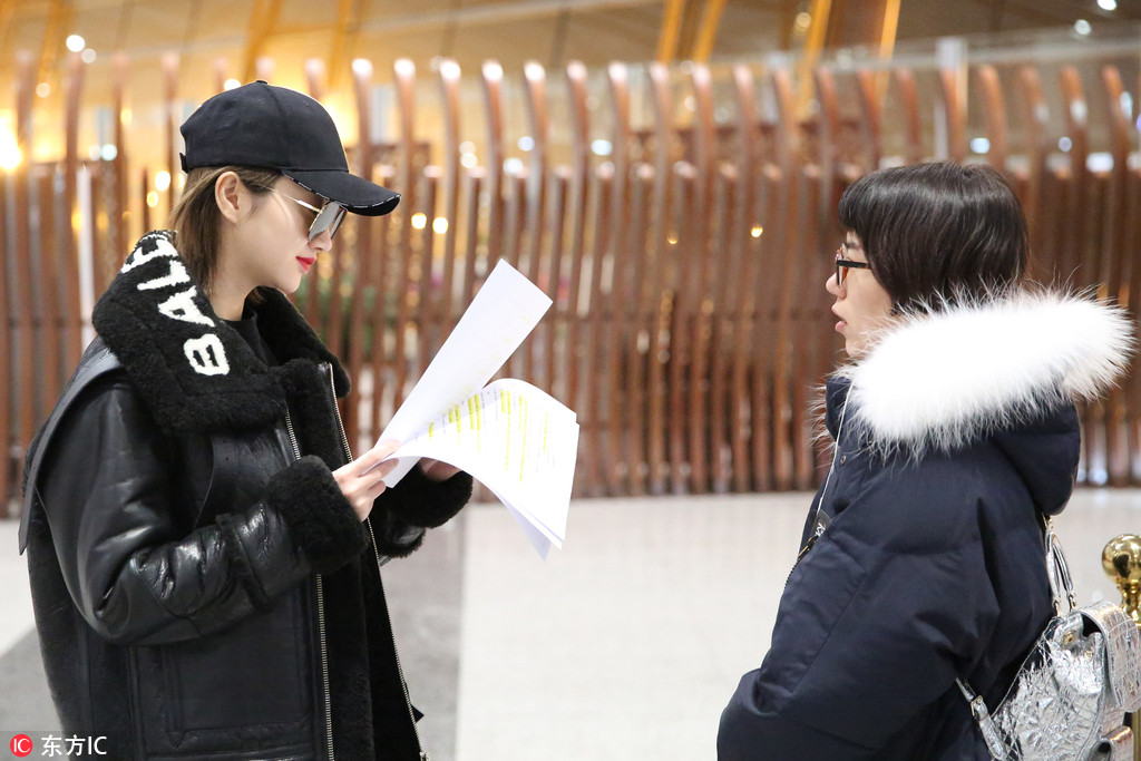 敬业值max!景甜在机场沉迷剧本争分夺秒拉着助理对戏