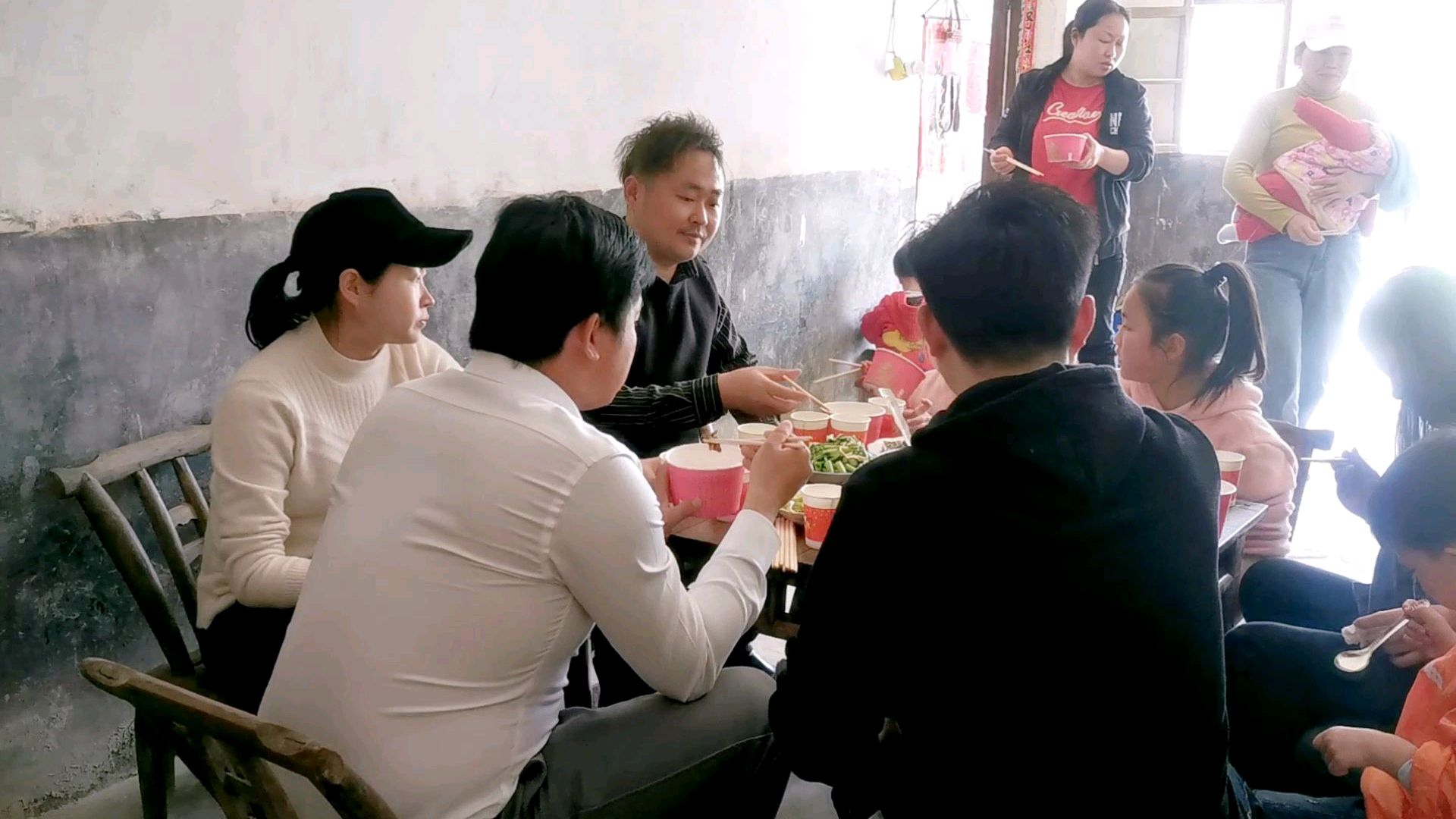 湖北县城解封了,公婆一早回农村,做了满满一桌饭菜吃得真幸福