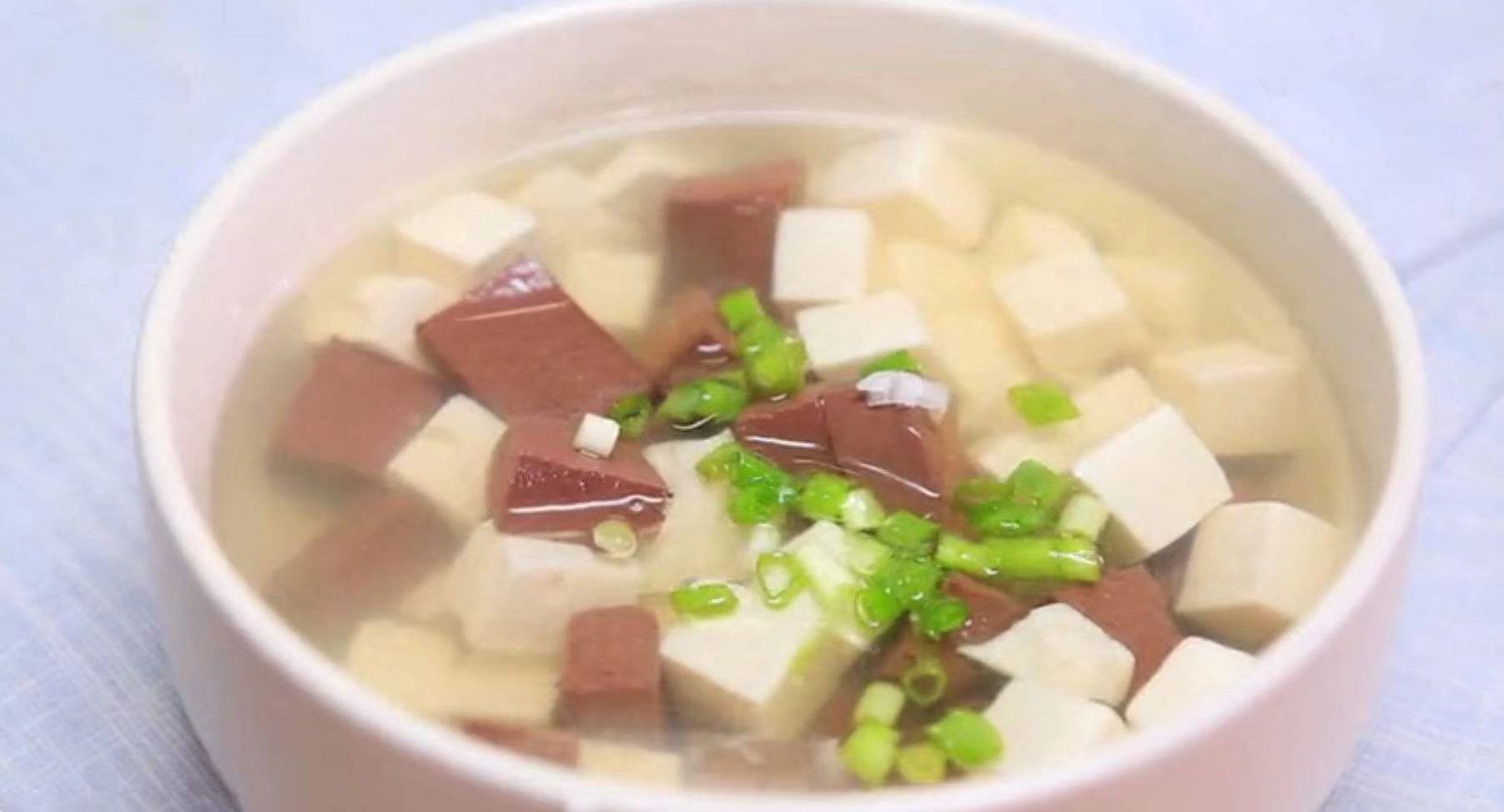 【猪血豆腐汤】,清肠排毒,补血养颜,价格便宜,我们家每周必吃一次
