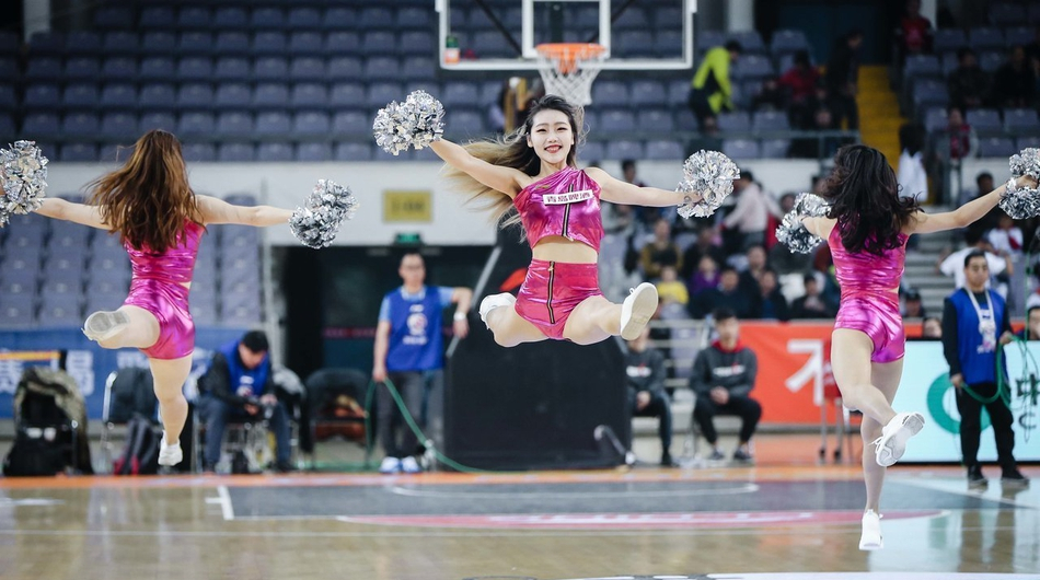 cba45轮篮球宝贝 身材火辣 可爱迷人 大秀一字马!