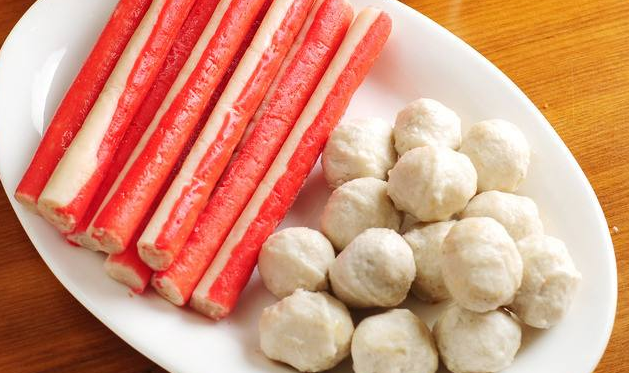 第一个,鱼丸,蟹棒  说起鱼丸,蟹棒之类的食材,相信是很多人吃火锅时最